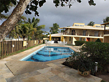 Apartamento Duplex com 3 Quartos em um Condomínio Próximo à Praia