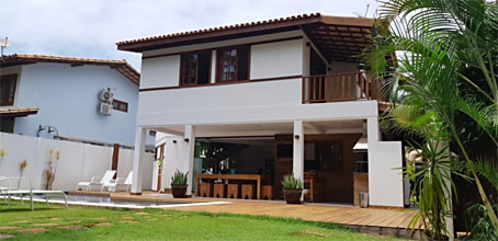 Casa de Seis Quartos em Localização Premium Próxima à Praia