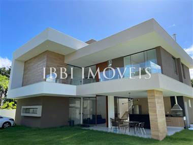 Casa Com 05 Suítes Em Condomínio 