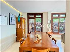 Exclusive Residence Just Steps From The Village 6